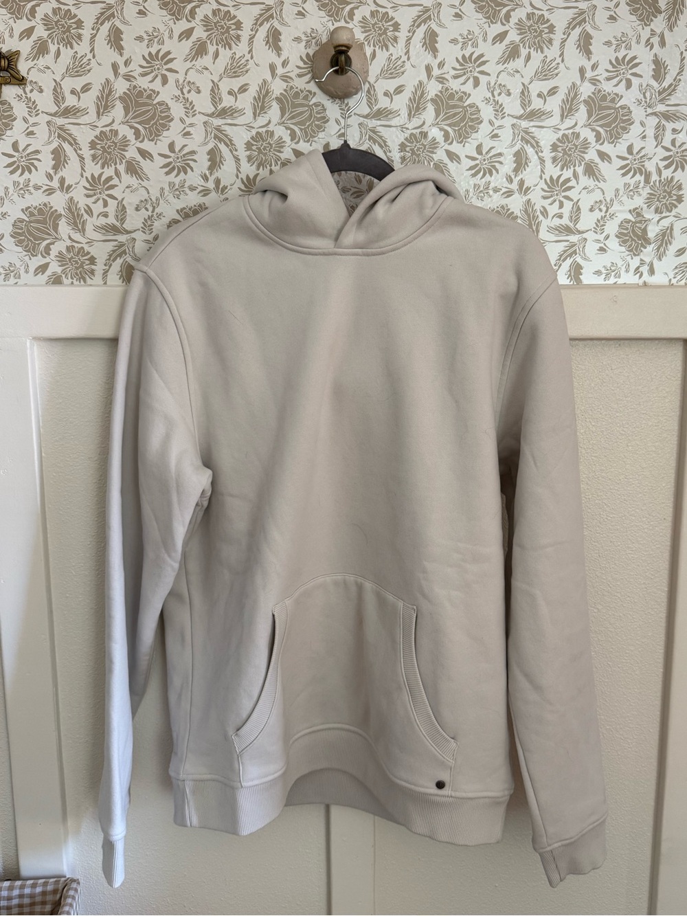 (NWT) Vuori Men's Seaside Hooded Sweatshirt in Salt